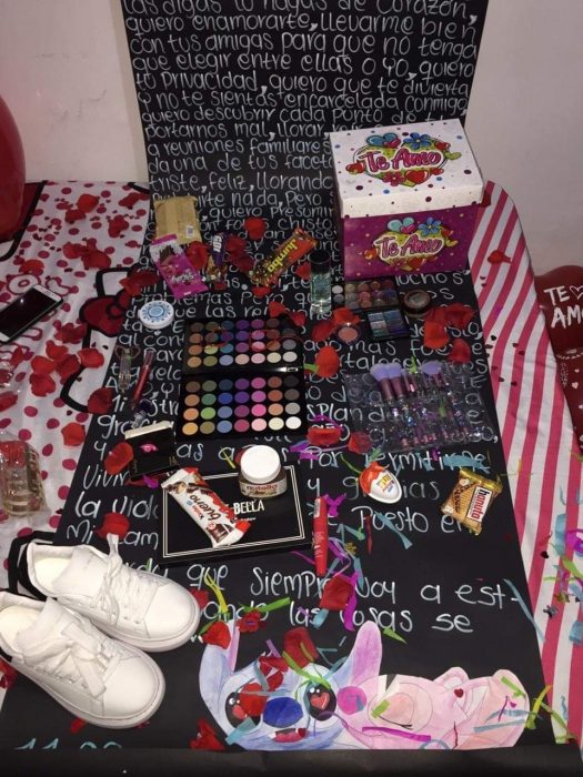 Regalos que una chica recibió para celebrar con su novio su primer día de novios