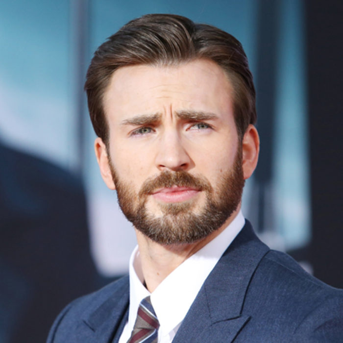 Chris Evans posando para la foto