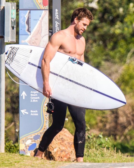 Liam Hemsworth usando trajes para surfear en Australia