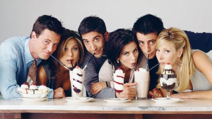 Jennifer Aniston, Courteney Cox, Matthew Perry, Lisa Kudrow, Matt LeBlanc y David Schwimmer posando para una foto de Friends