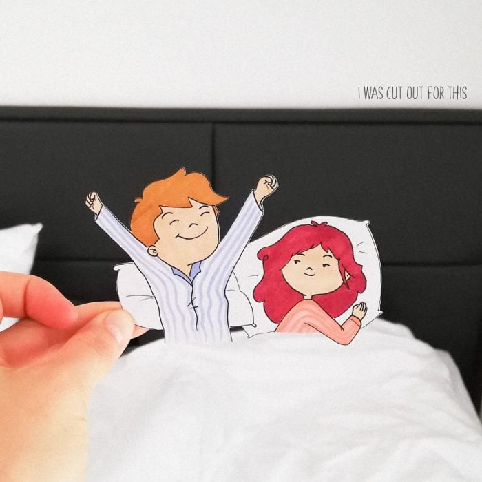 Ilustraciones de Ana Stretcu durante sus vacaciones, junto a su novio recostado en una cama estirando los brazos