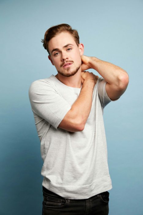 Fotos de Dacre Montgomery; chico guapo con bigote y camisa blanca