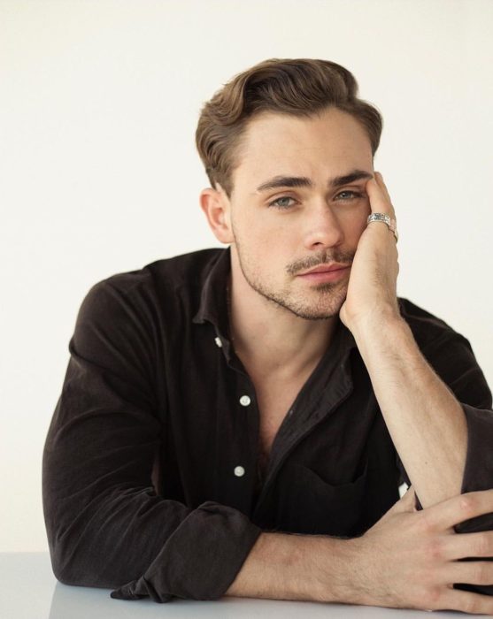 Fotos de Dacre Montgomery con bigote y sonriendo