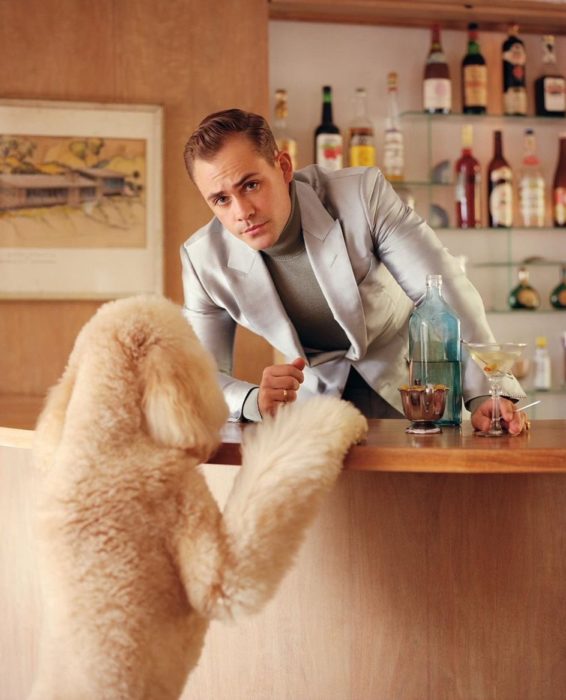 Dacre Montgomery en la barra de un bar con un perro