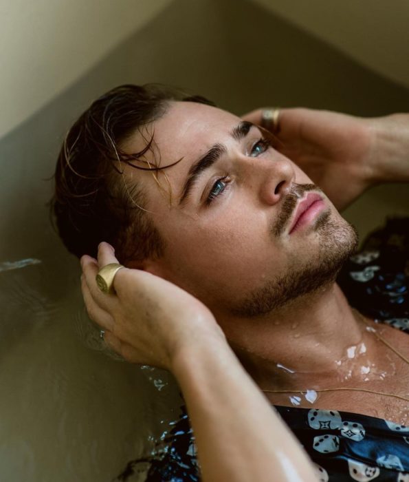 Fotos de Dacre Montgomery en agua