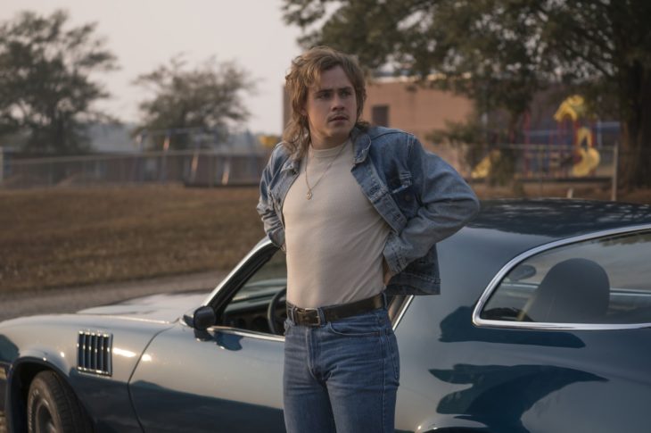 Dacre Montgomery como Billy junto a su auto en Stranger Things