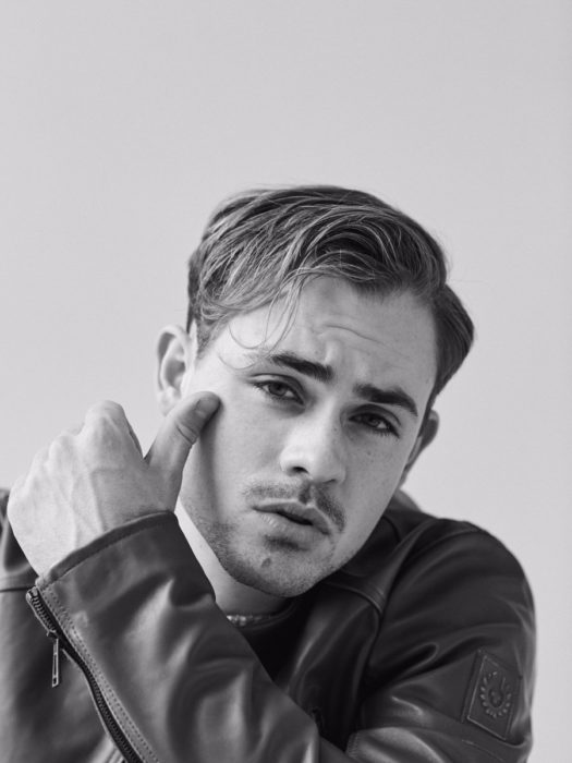 Dacre Montgomery, fotografía en blanco y negro