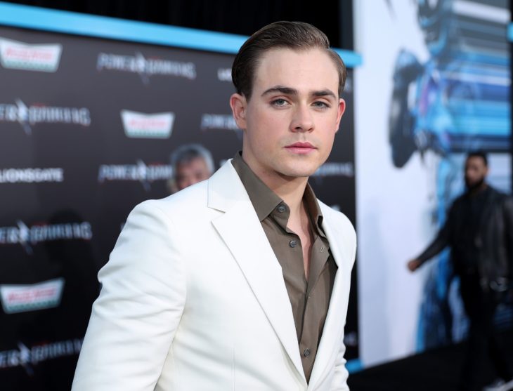 Dacre Montgomery en traje blanco y sin bigote