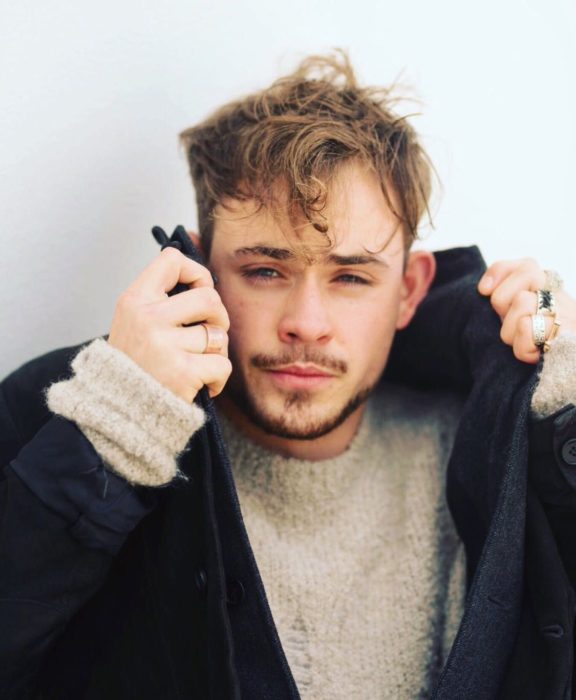 Fotos de Dacre Montgomery despeinado y con bigote