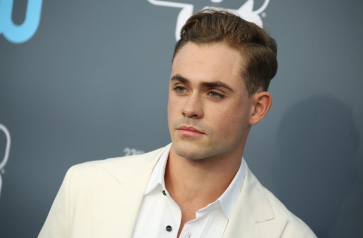 Fotos de Dacre Montgomery sin bigote y con traje blanco