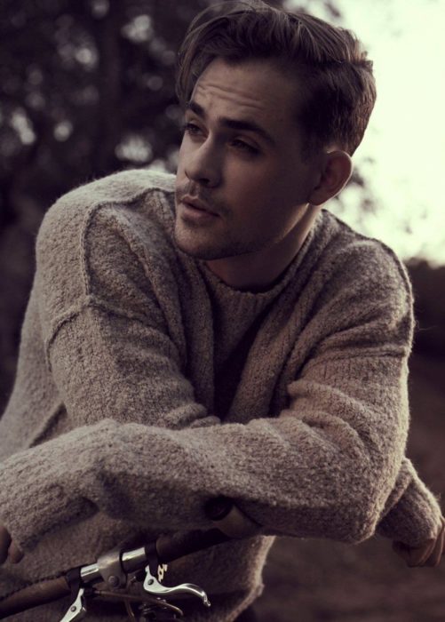 Actor de Stranger Things, Dacre Montgomery con suéter y bigote