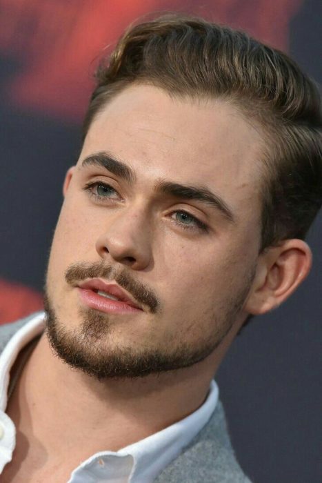 Fotos de Dacre Montgomery con bigote