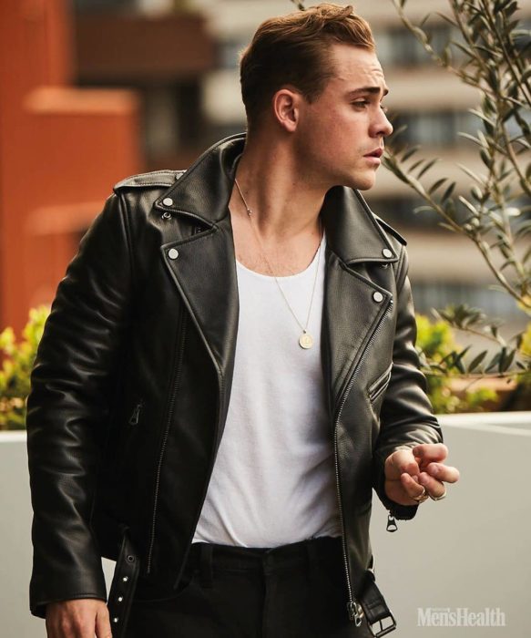 Fotos de Dacre Montgomery con chamarra de cuero negra