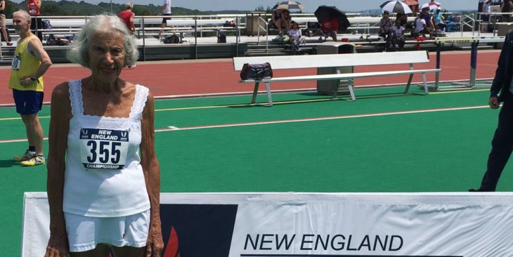 Diane Hoffman en la pista de los juegos de Nueva Inglaterra en donde estableció un récord mundial