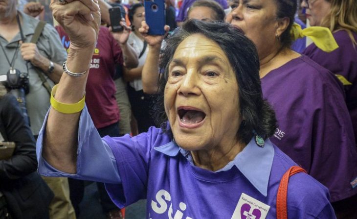 Dolores Huerta en la protesta en la que fue arrestada por vigésima tercera ocasión