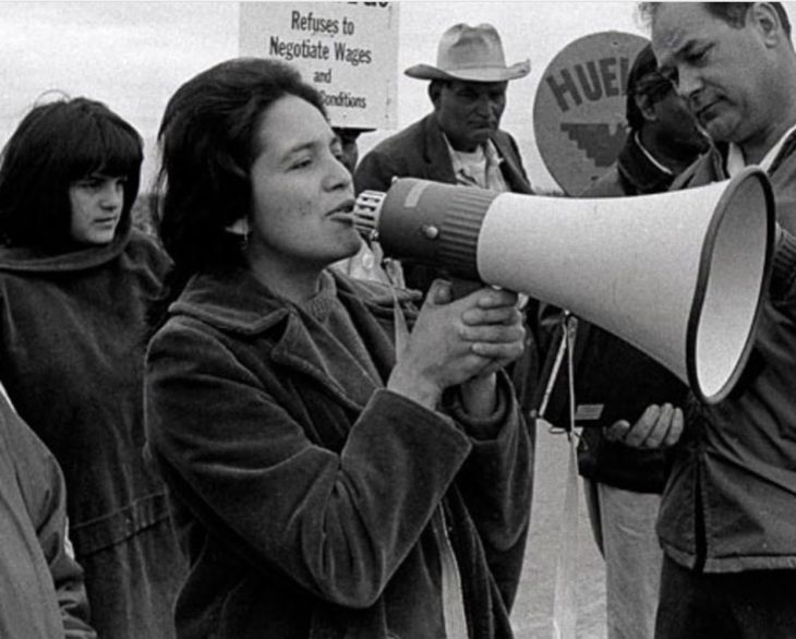 Dolores Huerta en una foto antigua en la que encabeza una protesta