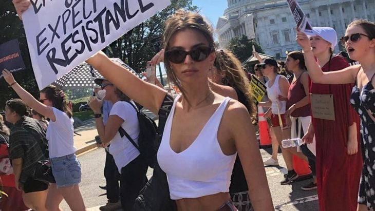 Emily Ratajkowsky en marcha de protesta