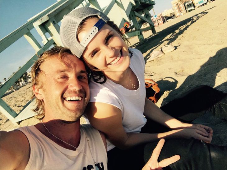 Actores de Harry Potter, Emma Watson y Tom Felton en la playa