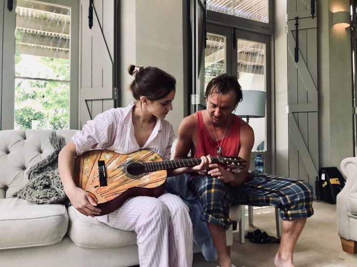 Tom Felton enseñándole a tocar guitarra a Emma Watson