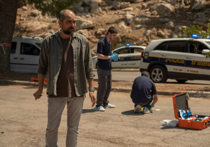 Policías revisando la zona de un dleito, escena de la serie Our Boys, HBO