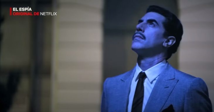Hombre mirando hacia el cielo, escena de la película El espía, origina de Netflix 