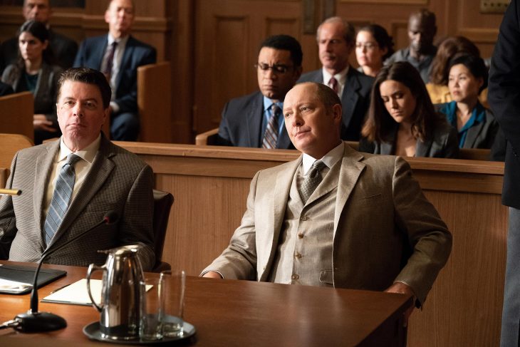 Hombre sentado frente a un juez en el juzgado, escena de la serie The Blacklist