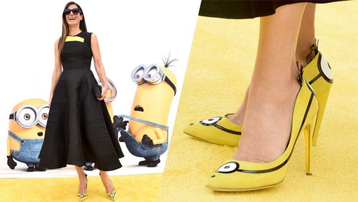 Sandra Bullock modelando sus zapatos de Minions