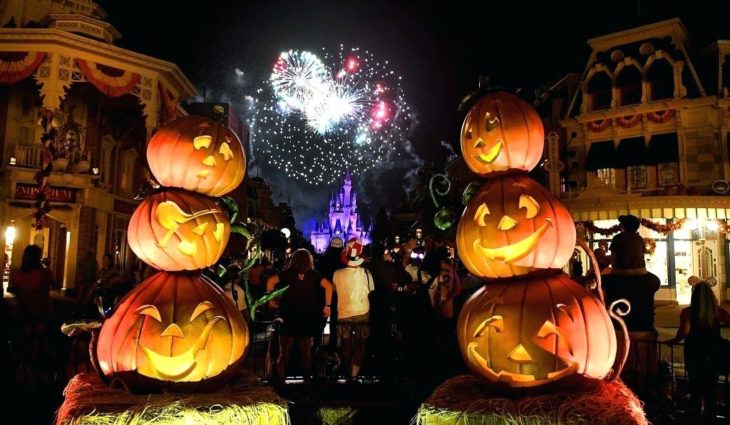 Disney en su fiesta de halloween con calabazas y fuegos artificiales 