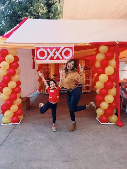 Roberta celebra fiesta de ocho años con temática de Oxxo disfrazada de cajera