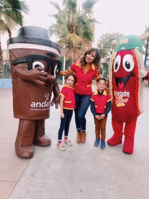 Niña celebra fiesta de ocho años con temática de Oxxo disfrazada de cajera