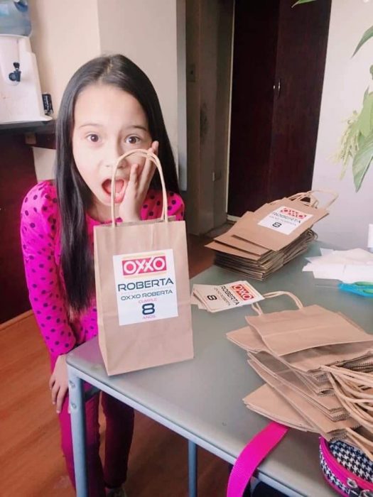 Niña celebra fiesta de ocho años con temática de Oxxo disfrazada de cajera