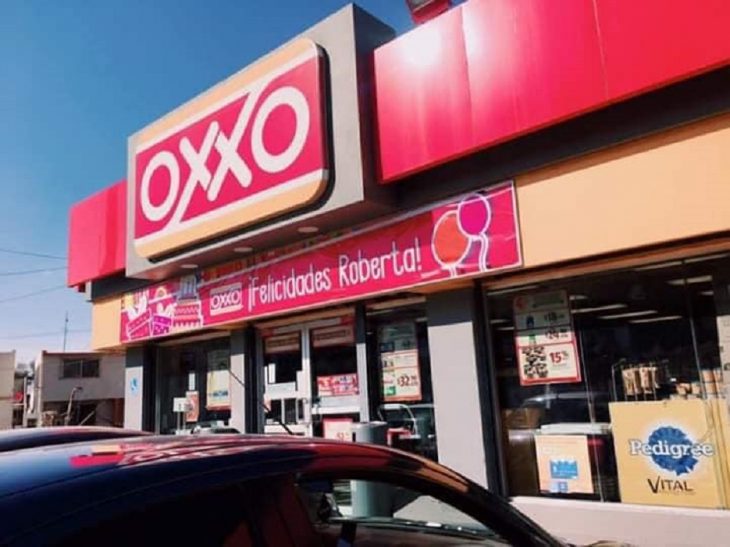 Niña celebra fiesta de ocho años con temática de Oxxo disfrazada de cajera