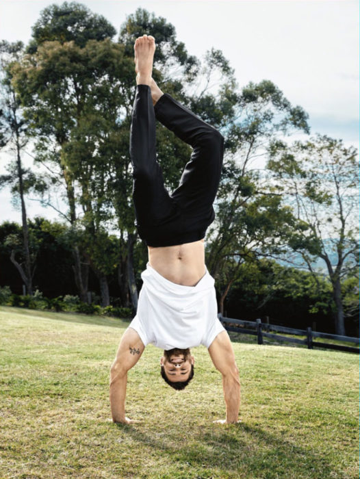 Chris Hemsworth de cabeza haciendo yoga