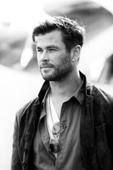 Chris Hemsworth de perfil sonriendo ligeramente 