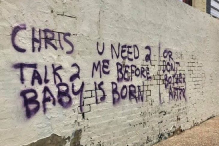 Mujer grafitea la ciudad en busca del padre de su hijo