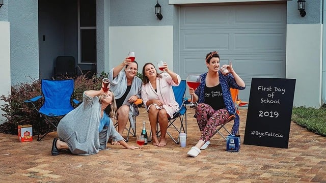 Grupo de mujeres bebiendo vino, sentadas en sillas playeras, fotografía tomada por Shawna