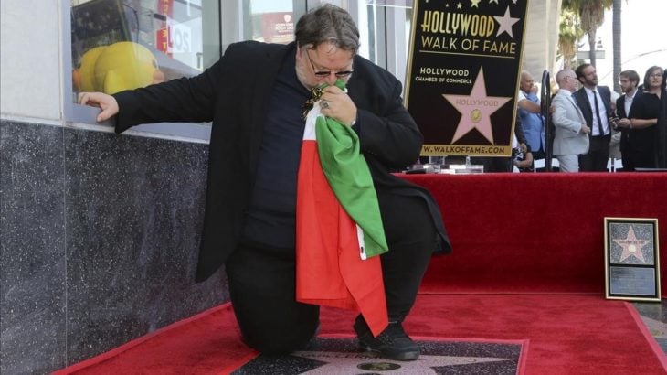 Guillermo del Toro besa la bandera al develar su placa en el Paseo de la Fama
