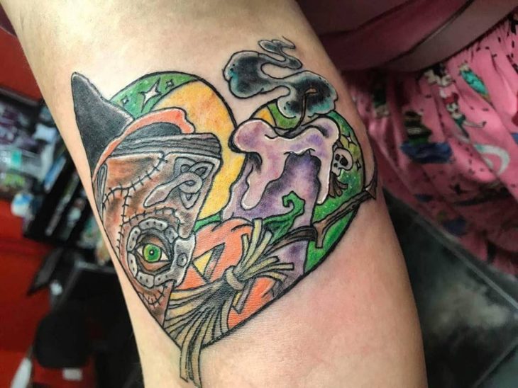 Tatuaje en forma de corazón decorado con elementos de la película Hocus Pocus