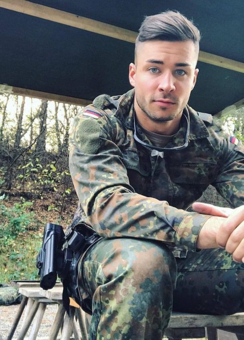 Hombre ruso guapo de ojos azules, vestido con uniforme de soldado