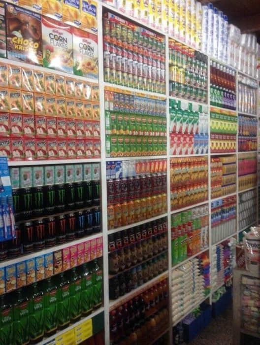 Estante de productos de comida acomodados por color, sabores y tamaños 