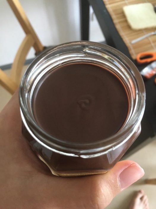 Bote de chocolate abierto por primera vez