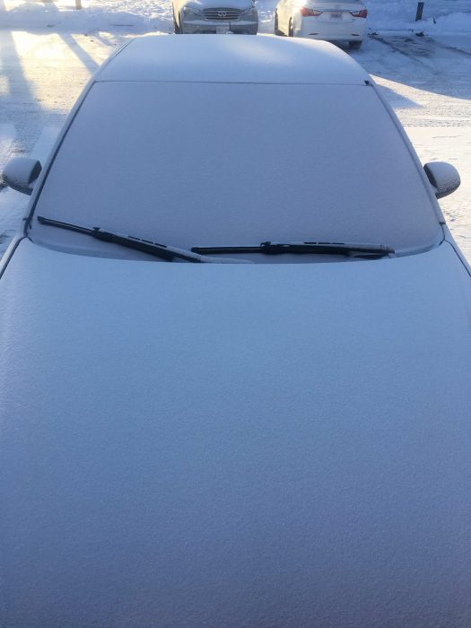 Auto con una perfecta capa de hielo cubriéndolo 