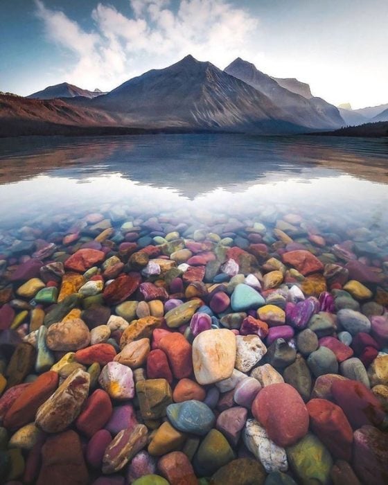 Piedras de un río en Estados Unidos con colores diferentes