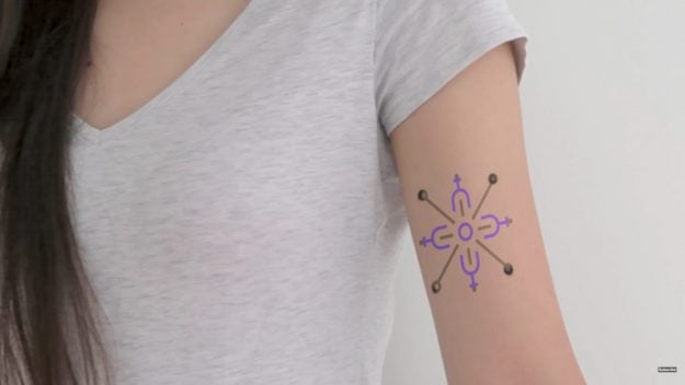 Un brazo con un tatuaje de fines médicos DermalAbyss