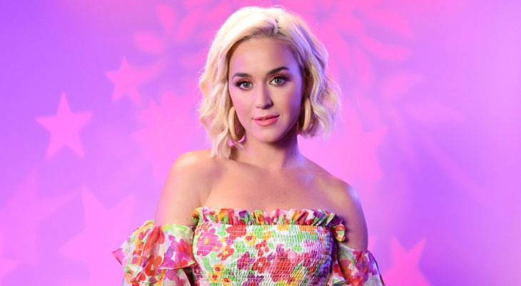 Katy Perry con cabello rubio y vestida de colores pastel