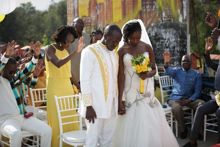 foto de la boda keniana en la que se colocaron arreglos en blanco y amarillo en un jardín