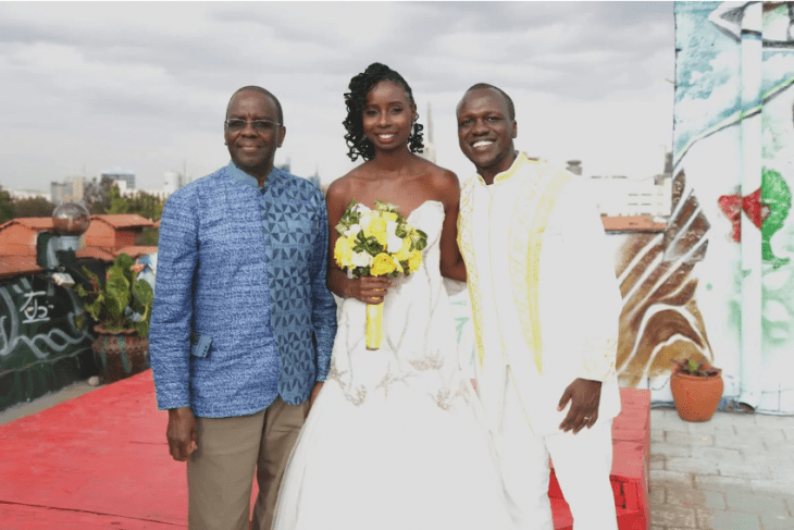 los novios con el expresidente de la Suprema Corte de Kenia, Willy Mutunga