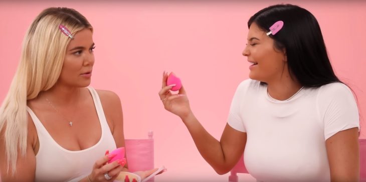 Kylie Jenner y Khloé Kardashian maquillándose