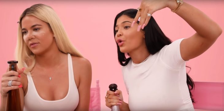 Kylie Jenner y Khloé Kardashian maquillándose