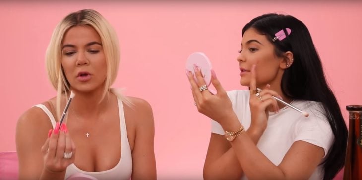 Kylie Jenner y Khloé Kardashian maquillándose